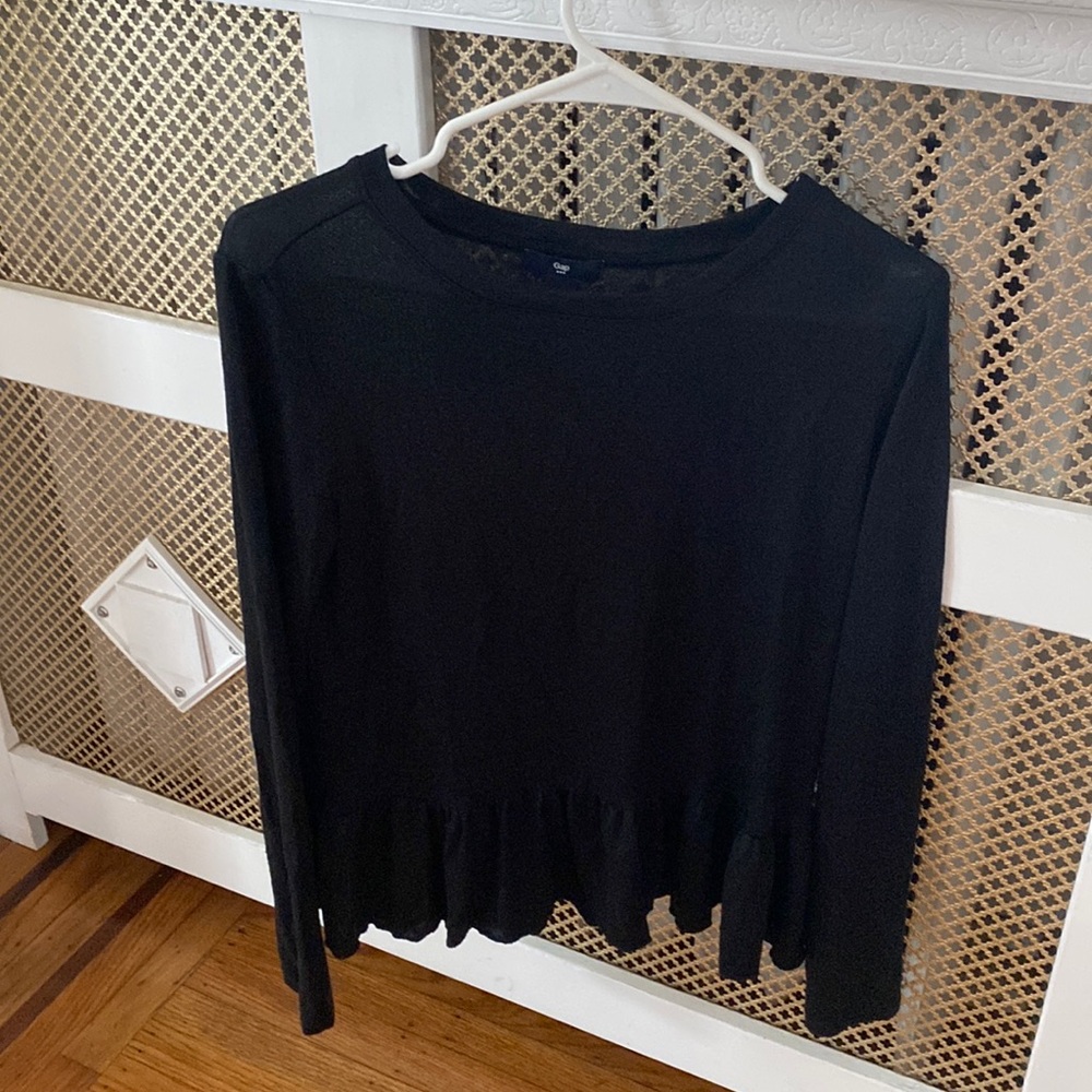 Gap Size Small Ruffle Bottom Knit Shirt